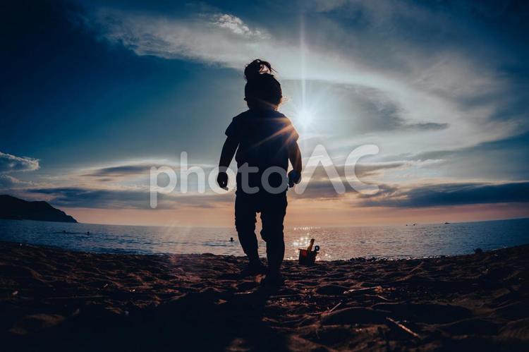 逆光の海と子供のシルエット 子供,少女,女の子の写真素材