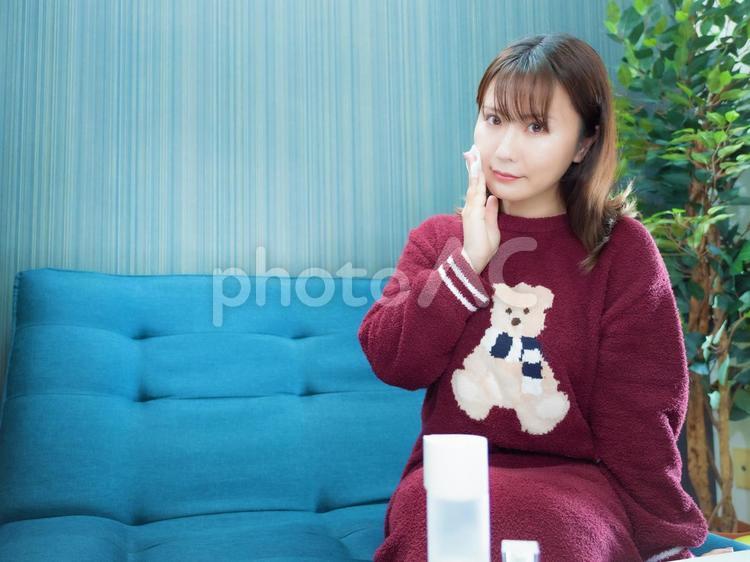 03：パジャマ姿でメイクする女性 パジャマ,メイク,女性の写真素材