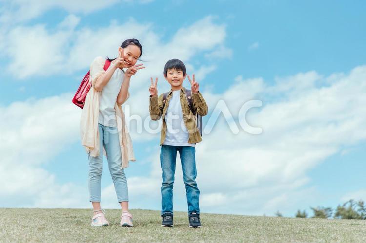小学生の姉弟 小学生,子供,笑顔の写真素材