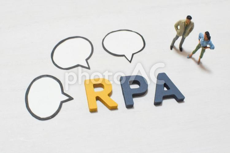RPAの文字と話し合うビジネスマン② rpa,ロボティックプロセスオートメー,自動化の写真素材