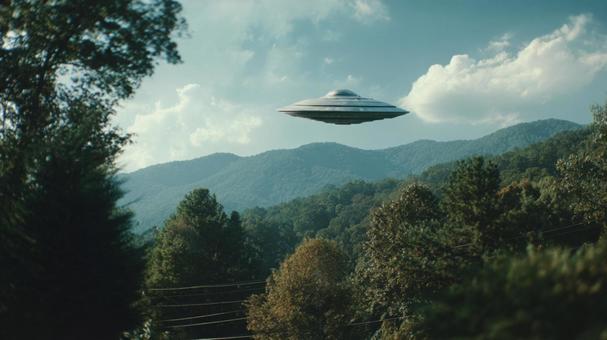 神秘的なUFOが飛来する自然風景 神秘的なUFOが飛来する自然風景の写真