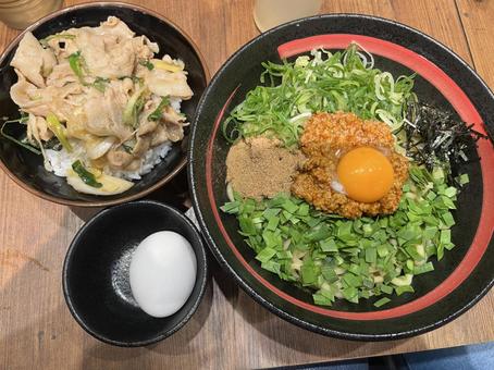 台湾まぜそばと豚丼 台湾まぜそばと豚丼 台湾まぜそば,豚丼,料理の写真素材