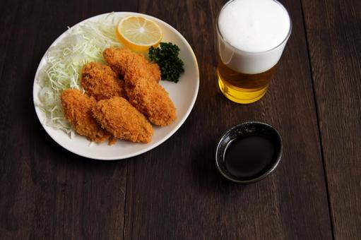 カキフライとビールの食卓 カキフライとビールの食卓 カキフライ,ビール,キャベツの写真素材