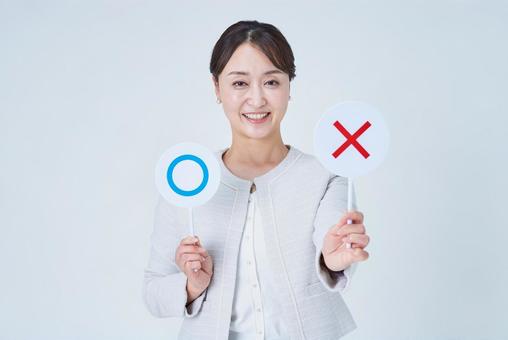 マルとバツのプレートを持つ女性 マルとバツのプレートを持つ女性 選択,選択肢,クイズの写真素材