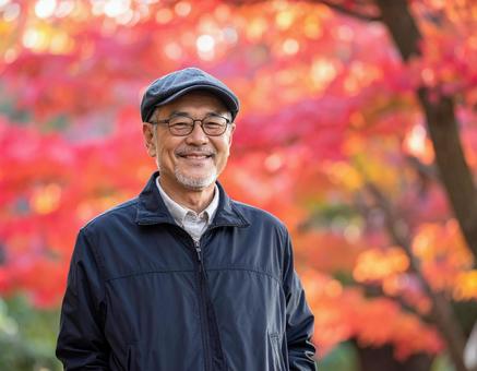 秋・紅葉・元気な高齢男性 秋・紅葉・元気な高齢男性の写真