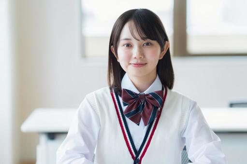 教室で勉強する学生 教室で勉強する学生 高校生,スマホ,笑顔の写真素材