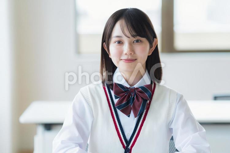 教室で勉強する学生 高校生,スマホ,笑顔の写真素材