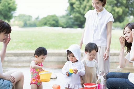 ママ友 母親 育児 水遊び ママ友 母親 育児 水遊び 育児,ママ友,公園の写真素材