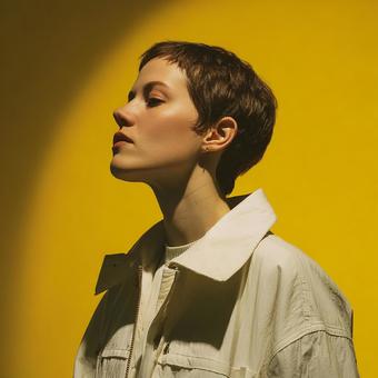 ショートヘアの女性と光の写真