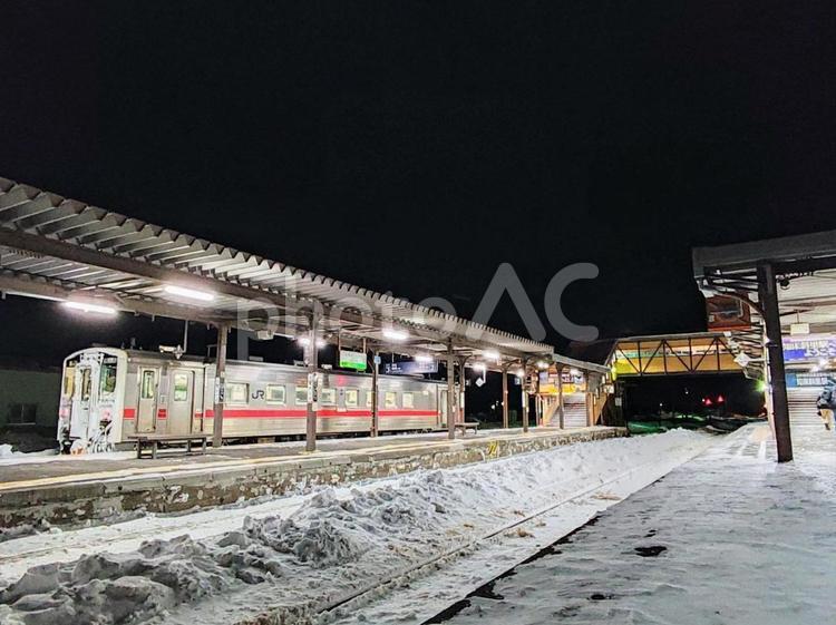 JR釧網本線、知床斜里駅、ホーム 鉄道,交通,電車の写真素材
