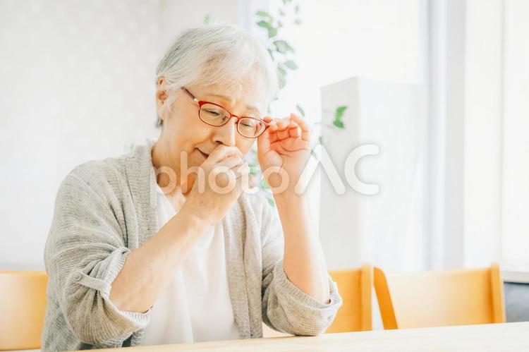 憂鬱な表情の高齢者女性（鼻） 高齢者,花粉症,鼻の写真素材