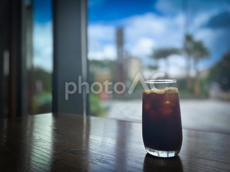 窓辺に置かれたグラスのアイスコーヒー アイスコーヒー,カフェ,窓際の写真素材