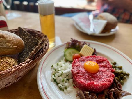 タルタルとケルシュビール ドイツ ケルン タルタルとケルシュビール ドイツ ケルン タルタル,ケルン,ドイツの写真素材