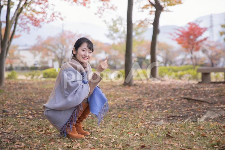 紅葉狩り・秋の訪れを感じる女性 紅葉,秋,女性の写真素材