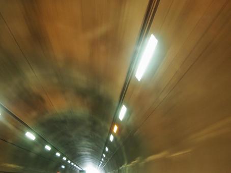トンネルを抜ける トンネルを抜けるの写真