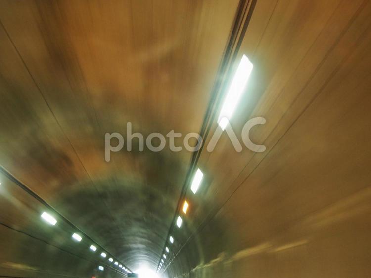 トンネルを抜ける 金色,灰色,トンネルの写真素材