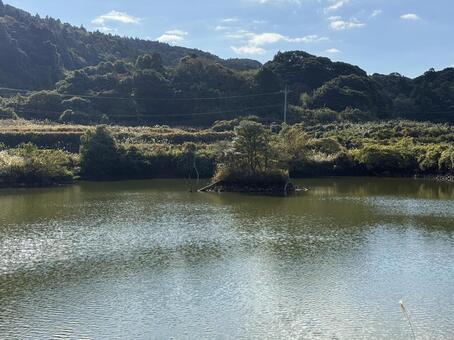 田舎の風景（ため池）03 田舎,青空,秋晴れの写真素材