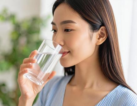 水分補給する女性 水分補給する女性の写真