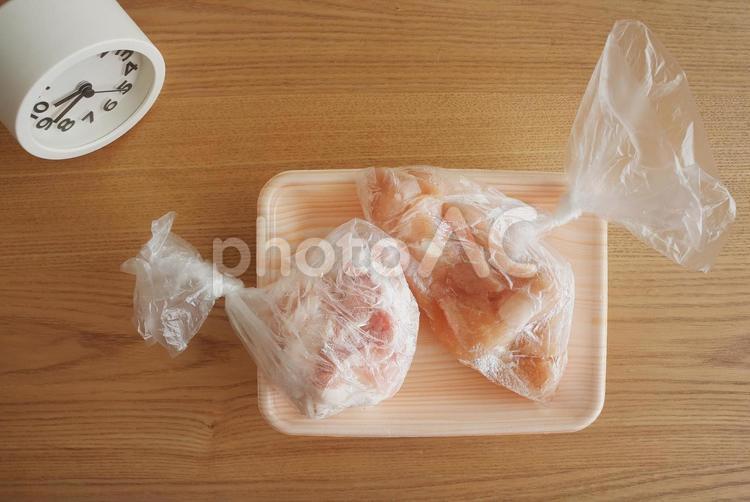解凍お肉と時計 生肉,解凍時間,自然解凍の写真素材