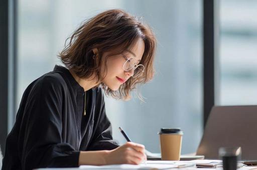 メモを取る女性 メモを取る女性の写真