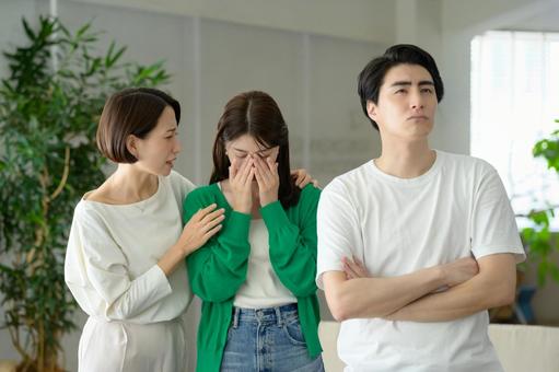 喧嘩をする男女と仲裁する女性 喧嘩をする男女と仲裁する女性 男女,喧嘩,複数の写真素材
