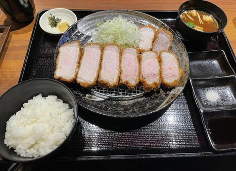 レアとんかつ定食 レア,とんかつ,定食の写真素材