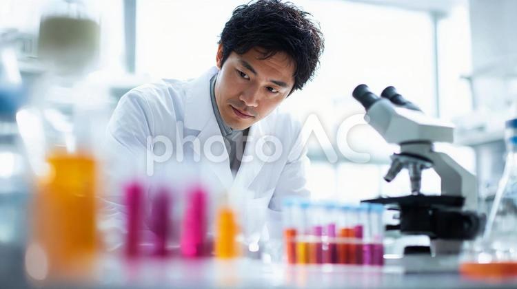 検体を検査する男性の臨床検査技師検体5 検査,検体,男性の写真素材