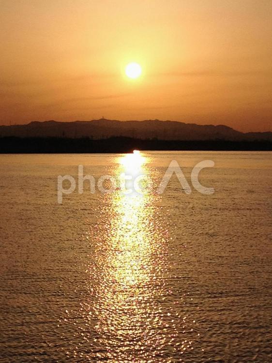 日の出と海と空 日の出,朝焼け,朝日の光の写真素材