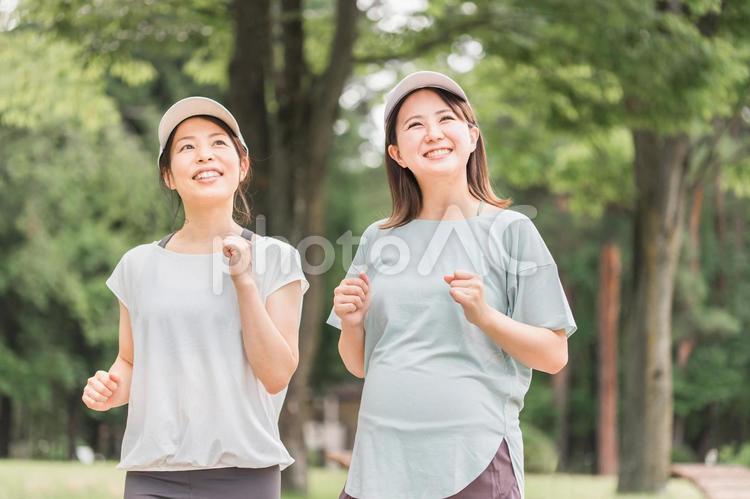 妊娠中に運動する妊婦の女性・ママ友 運動,妊婦,マタニティの写真素材