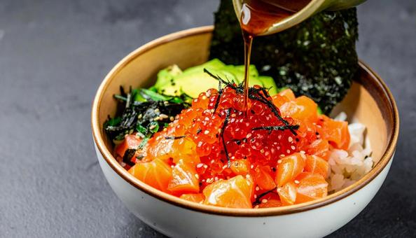 海鮮丼に醤油をかけるの写真