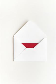 赤いカードの入った白い洋形封筒 赤いカードの入った白い洋形封筒 モックアップ,物撮り,封筒の写真素材
