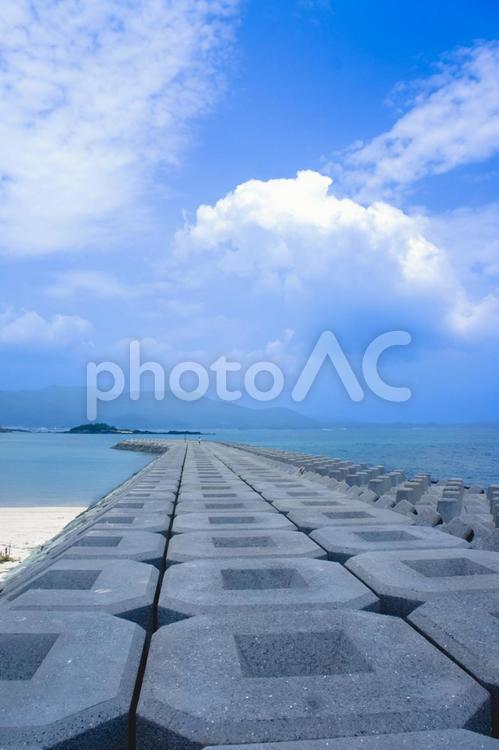 ＜五島の風景＞夏の海に突き出す堤防と青空 空,青空,海の写真素材