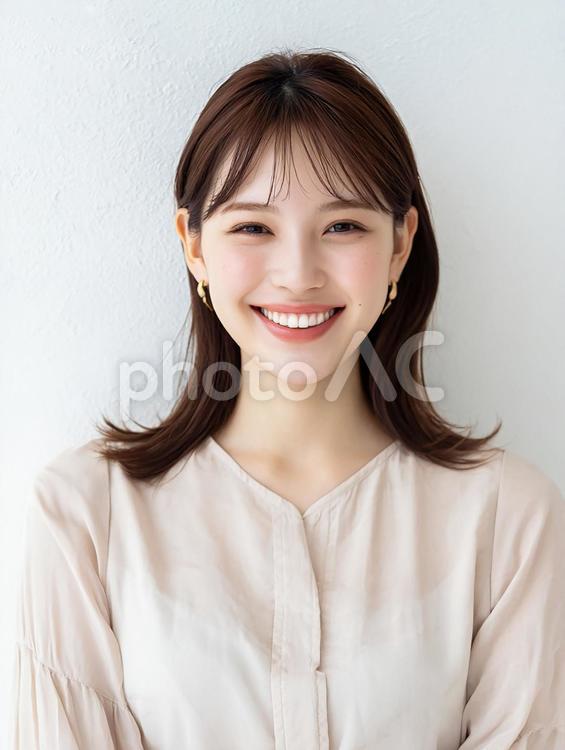 柔らかい光に包まれた女性のクローズアップ 女性,日本人,笑顔の写真素材