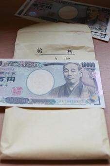 今月の給与 今月の給与 給料,現金,紙幣の写真素材