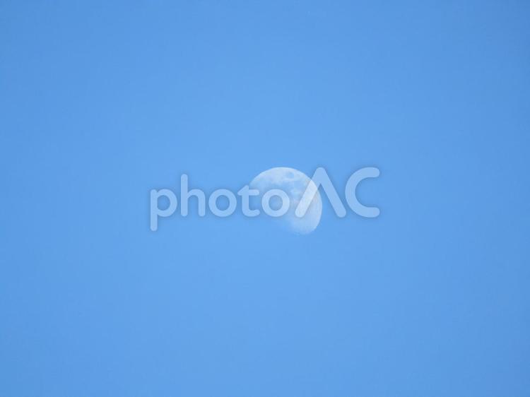 1月・日中に見るブルー・ムーン 月,昼,日中の写真素材
