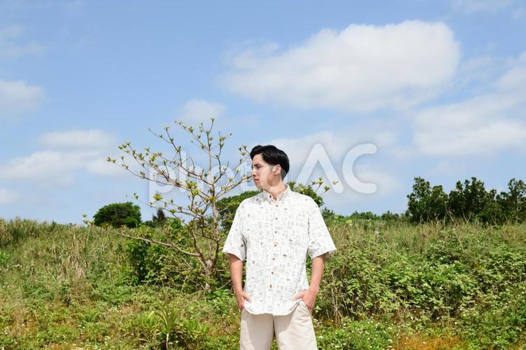自然の中でくつろぐ男性 沖縄,日本,自然の写真素材