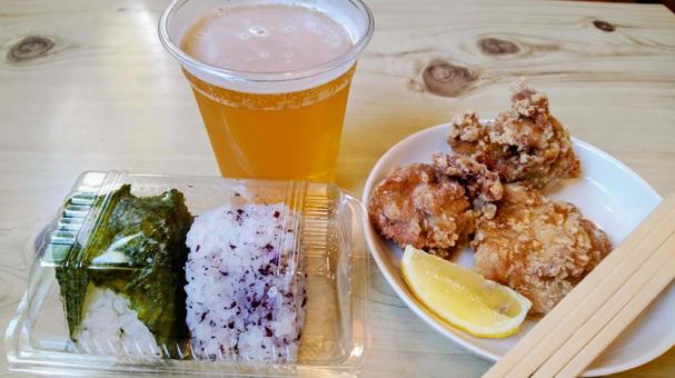 ちょい飲みセット 行楽弁当 ちょい飲みセット 行楽弁当 ビール,から揚げ,おにぎりの写真素材