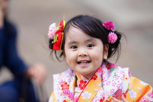 笑顔で駆け寄ってくる女の子 笑顔で駆け寄ってくる女の子 七五三,お参り,七五三参りの写真素材