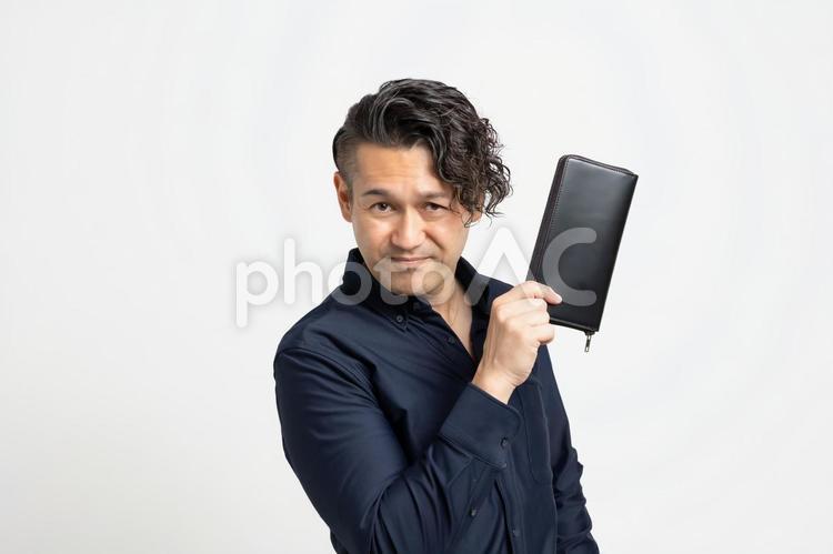 財布を持つ男性 ハーフ,スペイン人,日本人の写真素材