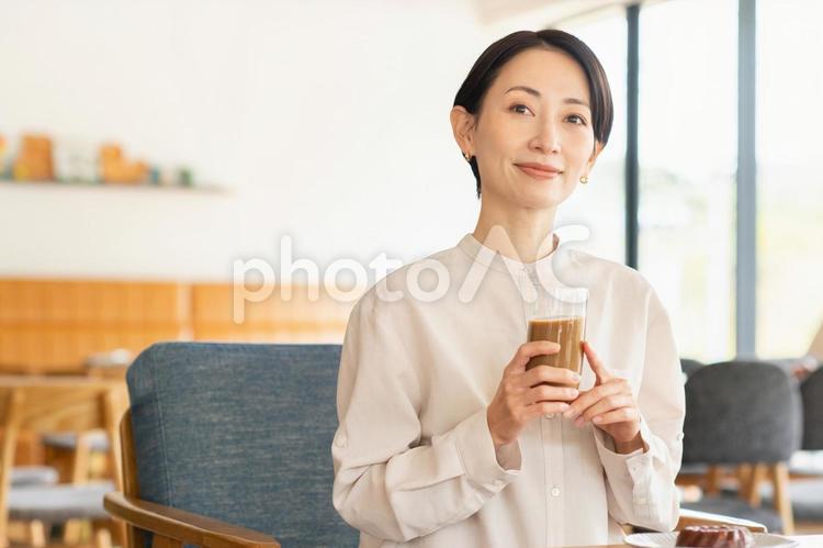カフェでくつろぐミドルの女性 女性,日本人,ミドルの写真素材