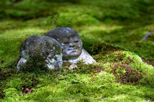 お地蔵さん お地蔵さん 地蔵,苔,和風の写真素材
