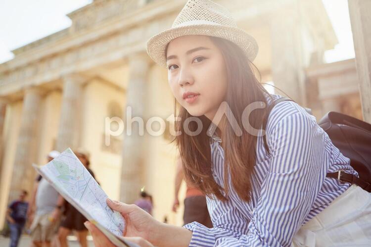地図を見る海外旅行中の女性27 海外旅行,女性,日本人の写真素材