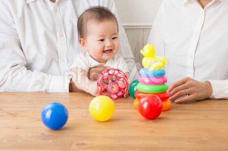 おもちゃで遊ぶ赤ちゃん（笑顔） 遊ぶ,赤ちゃん,おもちゃの写真素材
