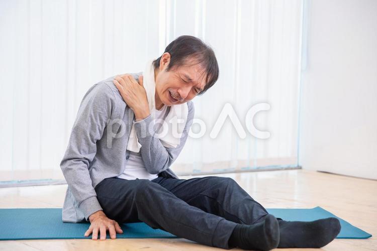 トレーニング中に痛がる中高年男性（肩こり） 肩こり,肩甲骨,ストレッチの写真素材