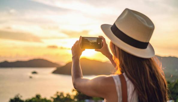 スマートフォンで撮影する人 スマートフォンで撮影する人の写真