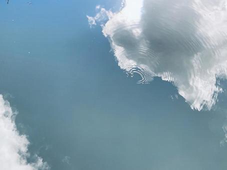 水面に映る夏雲 水面に映る夏雲の写真