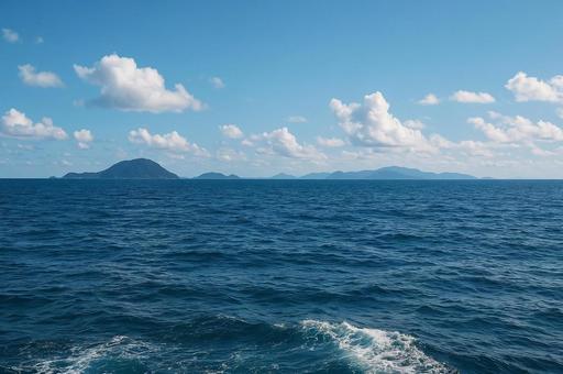 青い海と遠くの島々 青い海と遠くの島々の写真