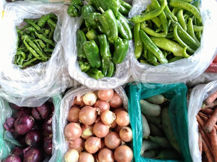 中国の青空市場の野菜1 ししとう,ダイエット,バックグランドの写真素材