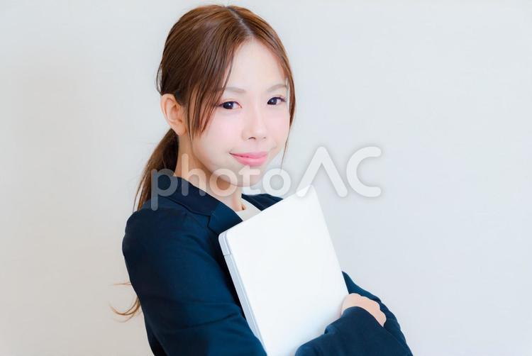 ノートPCを抱える女性　アップ 女性,ol,ビジネスの写真素材