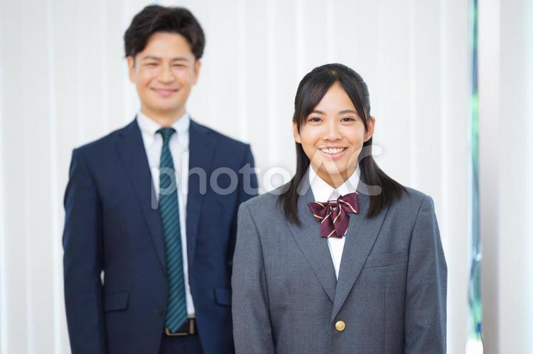 ブレザーの制服を着た笑顔の女の子とお父さん 塾,人物,男性の写真素材